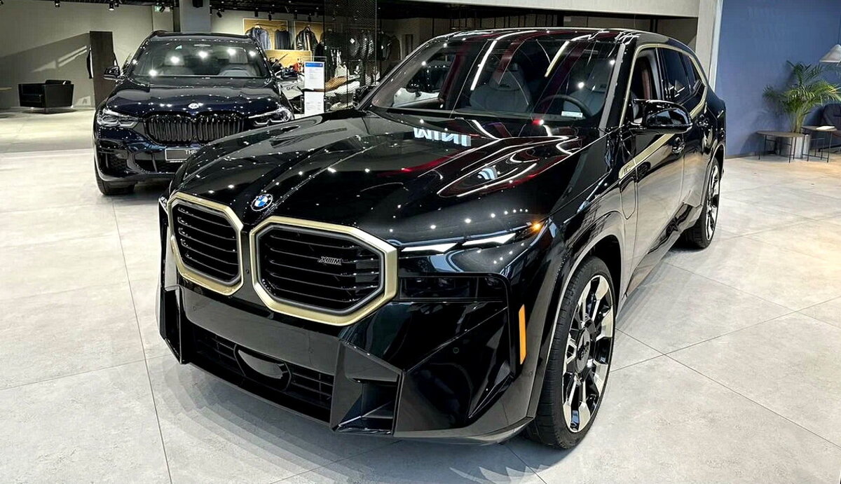 Российские дилеры начали предлагать покупателям новый кроссовер BMW XM. Это самая дорогая модель марки.

Большой и роскошный кроссовер BMW XM дебютировал осенью прошлого года, но на российский рынок модель, как и другие новинки, официально не поставляется. А теперь дилеры организовали неофициальные поставки таких автомобилей.