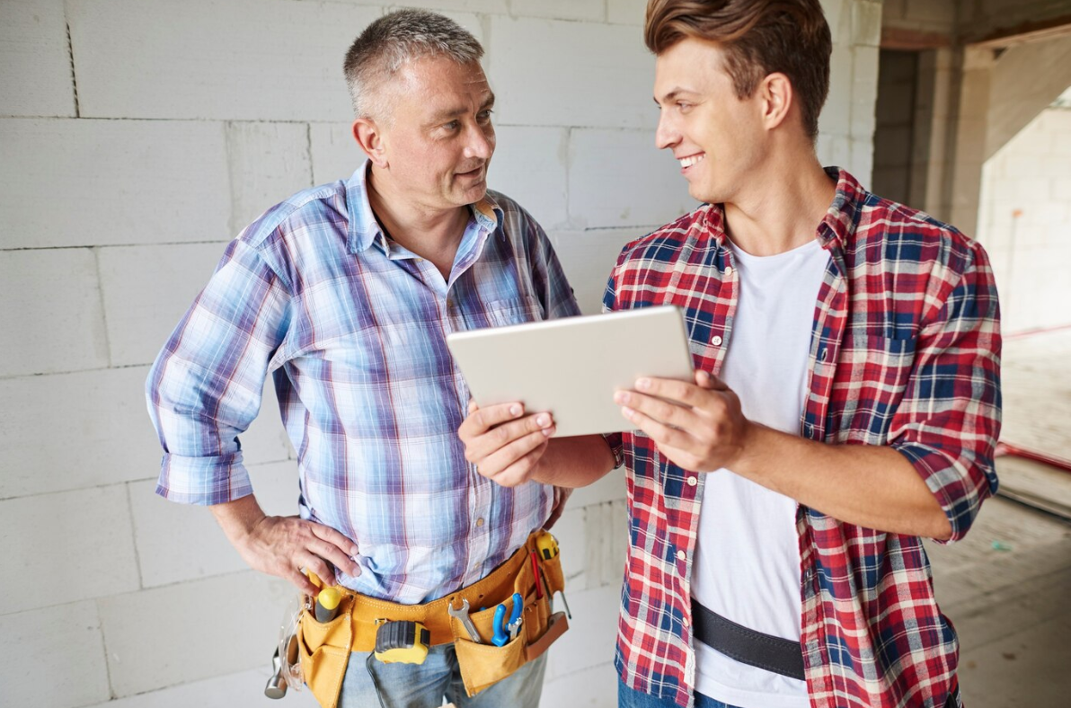 В наушниках в офисе. Try working. Человек за компьютером. Мужчина работает над проектом. Усердный сотрудник.