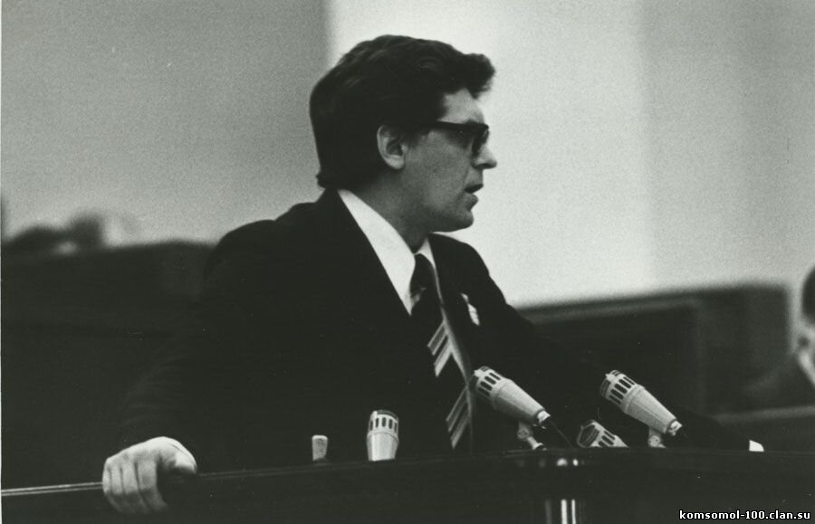 Дмитрий Николаевич Филиппов; (1944 — 1998) — советский и российский государственный и политический деятель, с 1974 года — секретарь ЦК ВЛКСМ, член президиума Совета Министров СССР, руководитель штаба строительства Байкало-Амурской магистрали, с 1993 года — руководитель ряда крупнейших финансово-промышленных групп и общественных организаций России. В 1998-м взорван в подъезде собственного дома. Фото: komsomol-100.clan.su