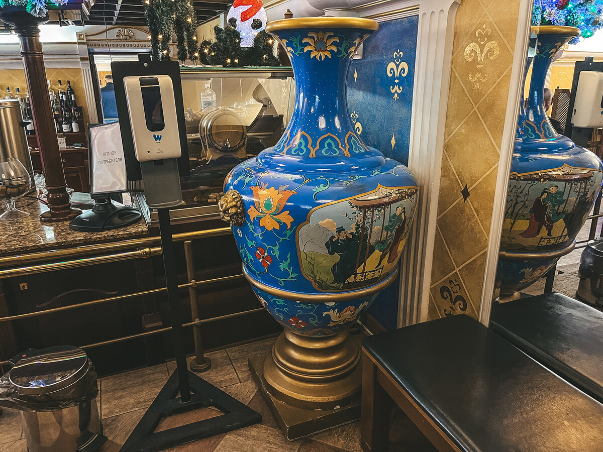 Китайская фарфоровая ваза при входе →