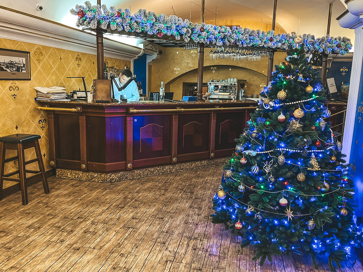 Барная стойка и новогодняя ёлка →