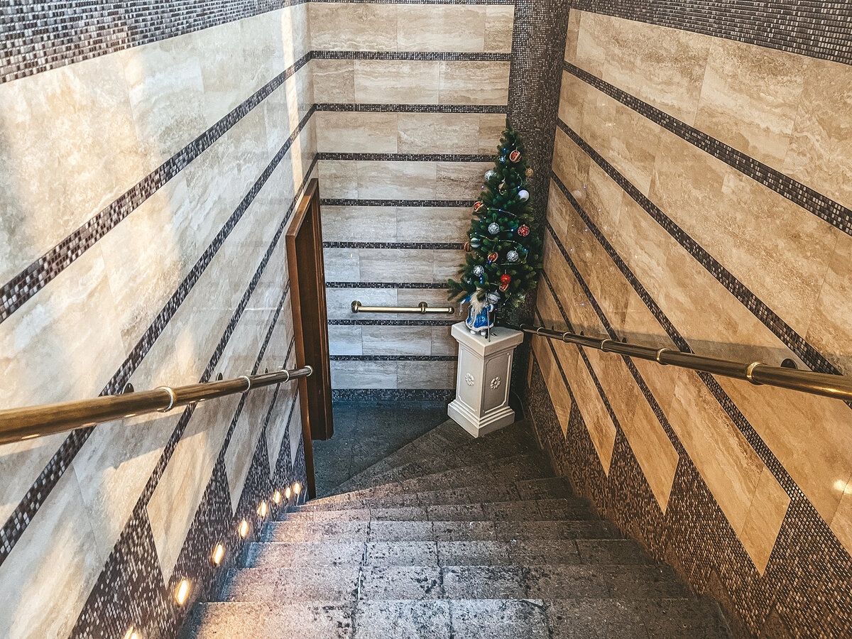 Ступеньки к ресторану