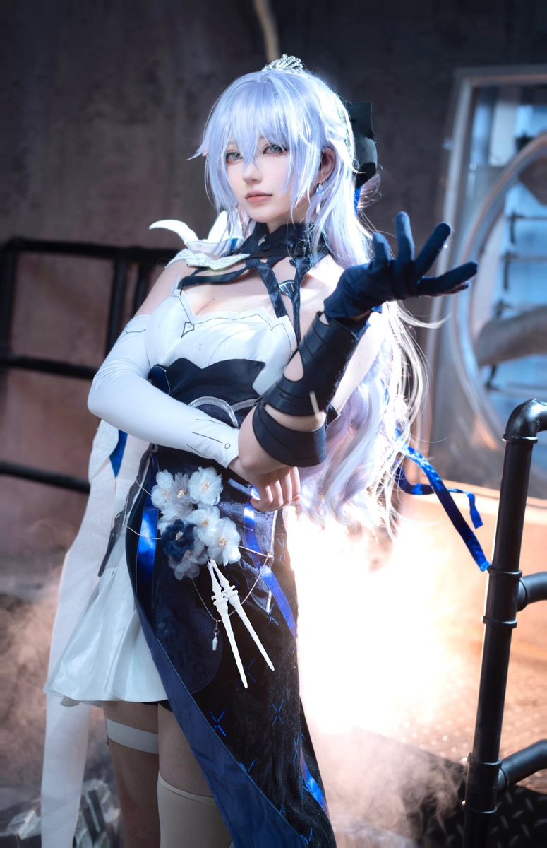 82. Восхитительный косплей Верховной хранительницы Белобога Брони из Honkai...