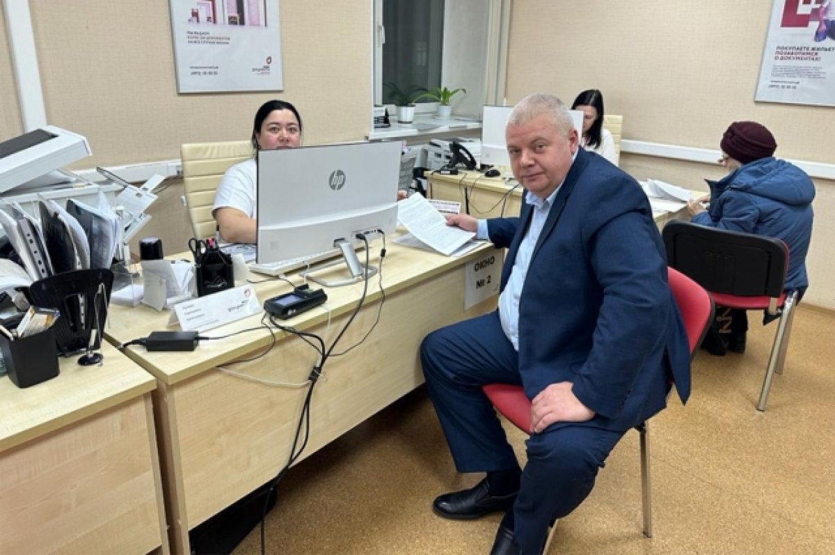    Депутат облдумы Владислав Сафронов рассказал, что процедура оформления заявки с учетом наличия всех документов в МФЦ у него заняла 15 мин. Но сейчас уже и там появились очереди.