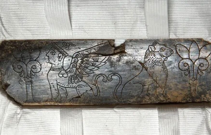    Археологи обнаружили в Турции древнюю слоновую кость с изображением сфинкса