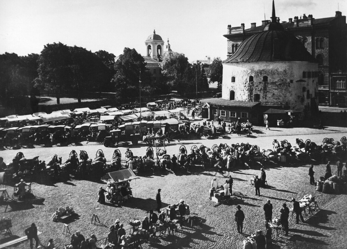 Вид на Рыночную площадь и Круглую башню, позади башни можно увидеть здание Объединённого банка Северных стран, 1925 - 1935 гг.