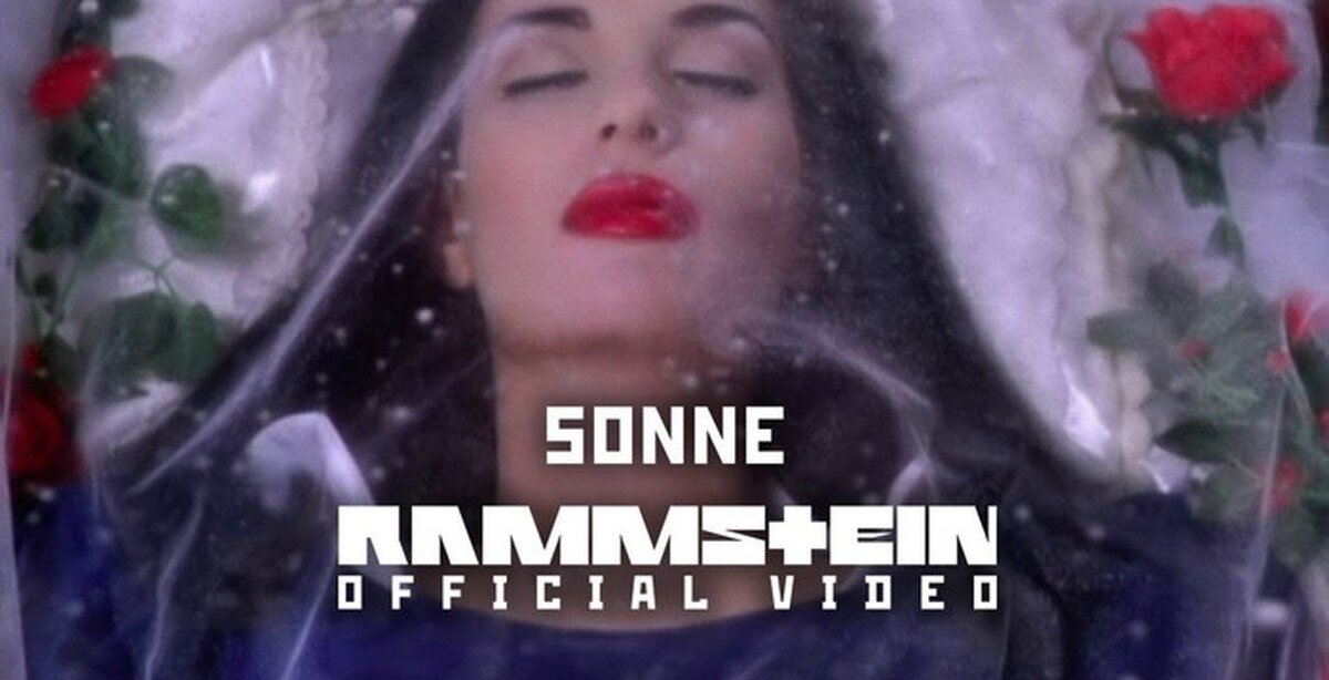 Rammstein sonne слушать. Юлия Степанова Rammstein. Sonne Rammstein клип Белоснежка. Юлия Степанова модель Rammstein. Rammstein Sonne обложка.