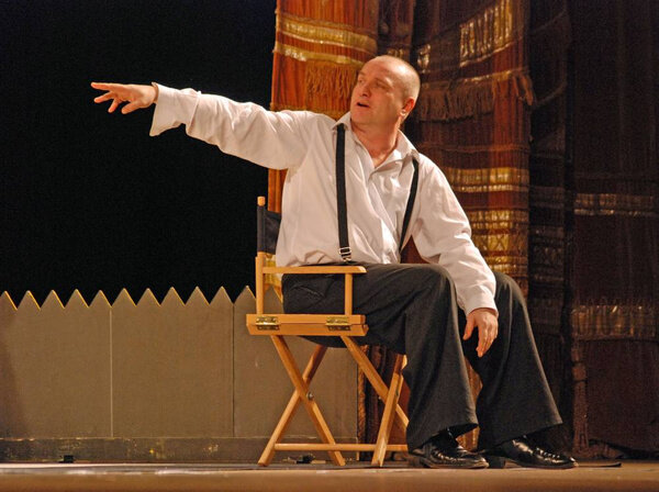 Александр Балуев в сцене из спектакля "Великолепный мужчина". Фото © ТАСС / Виктор Клюшкин