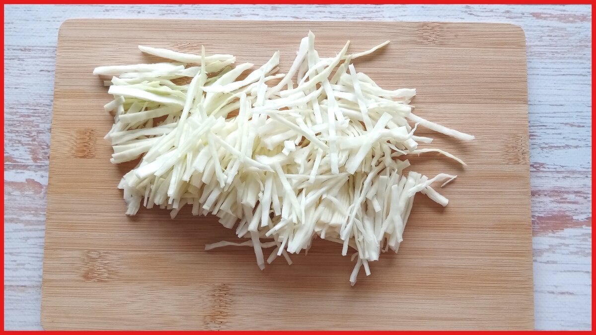 Если любите капусту совсем мягкой, то нарезайте при помощи овощечистки.