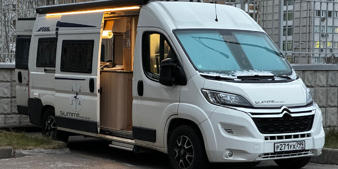 Компактный автодом для двоих с просторной душевой, который можно купить