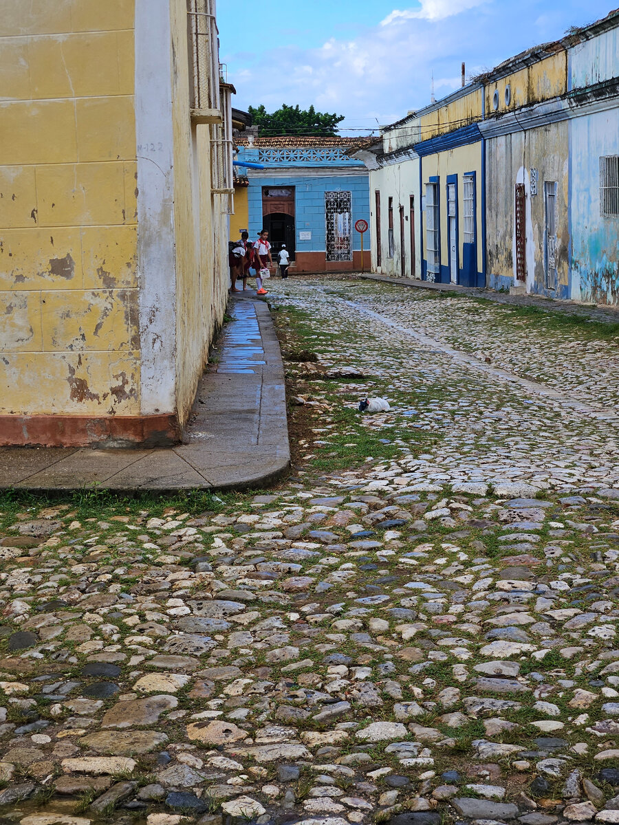Не самое ровное мощение тринидадской улицы