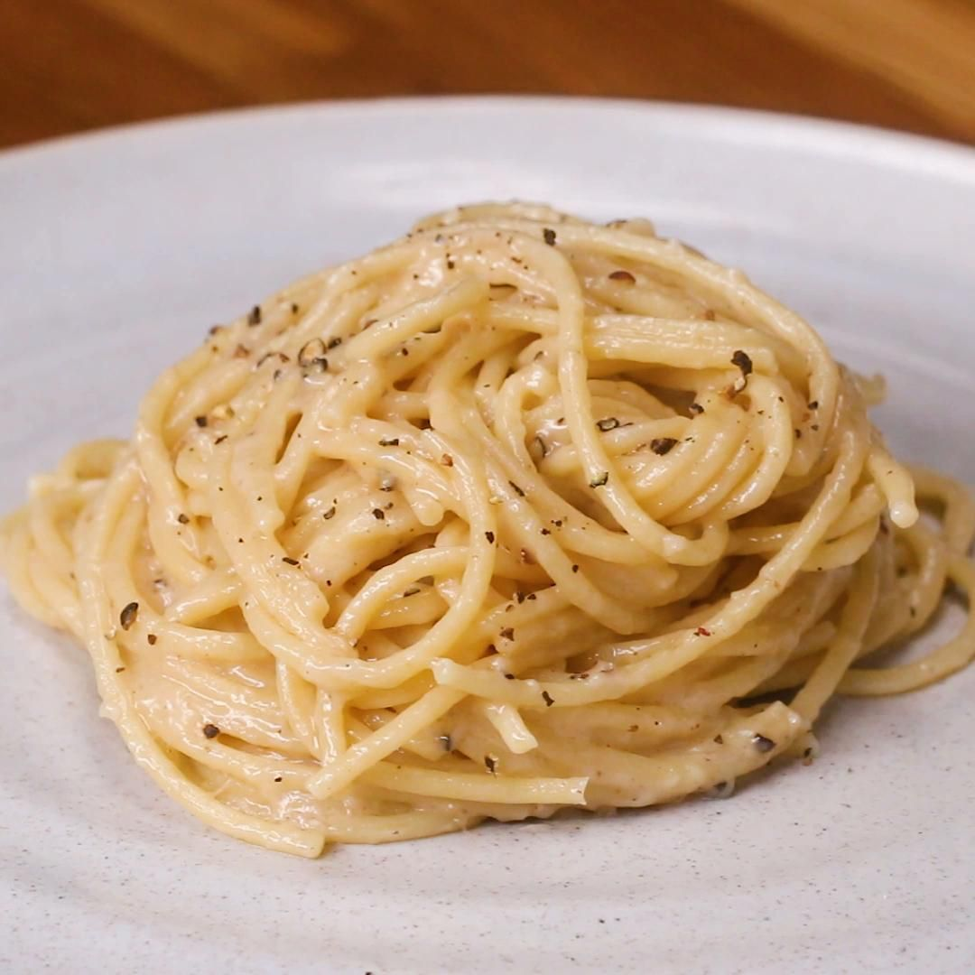 Спагетти Качо е Пепе. Спагетти с сыром. Спагетти с сыром и пастой. Спагетти с сыром и сливками.