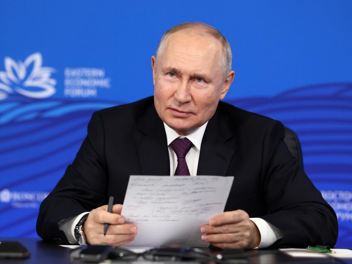    Президент РФ Владимир Путин проводит встречу с представителями бизнеса, экспертного сообщества - модераторами сессий Восточного экономического форума© РИА Новости / POOL