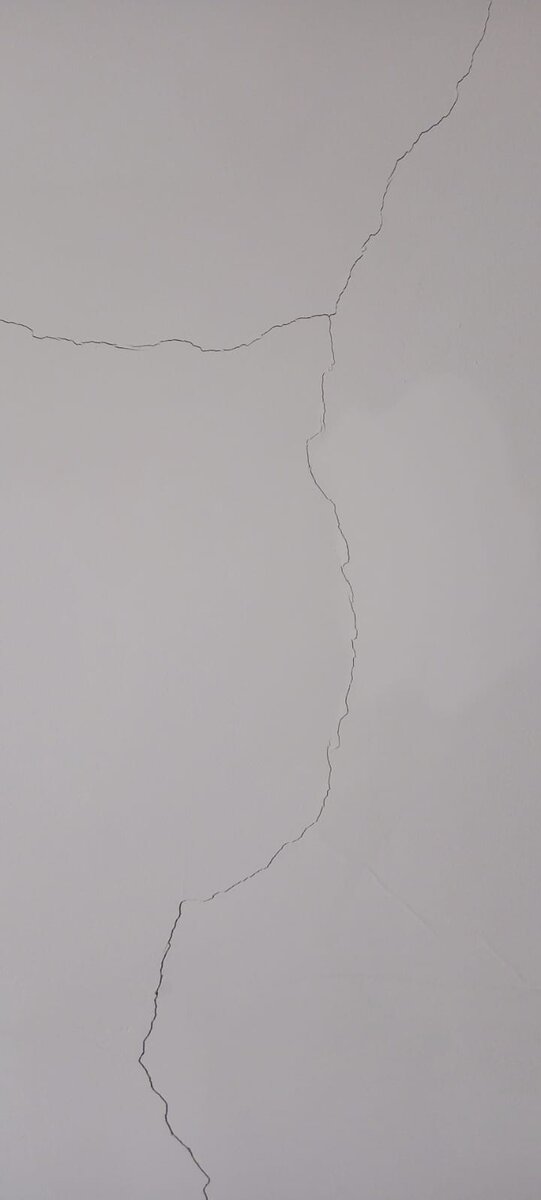 фото автора: трещина от пола до потолка пугала)))