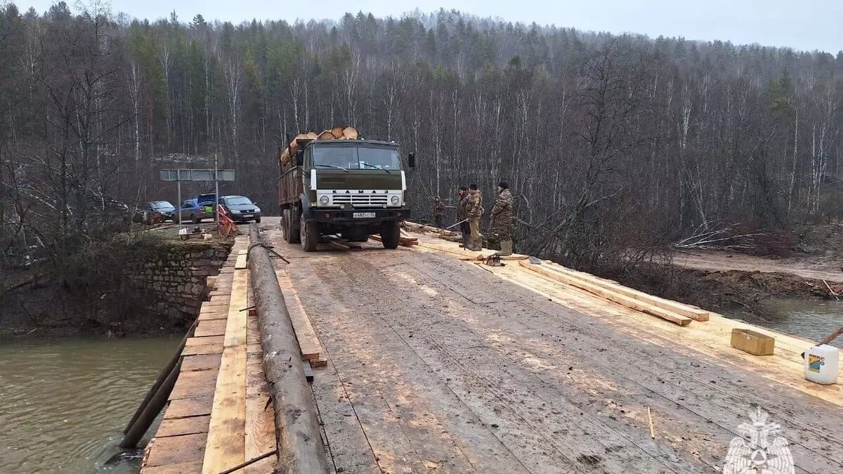     По мосту проехали первые машины.