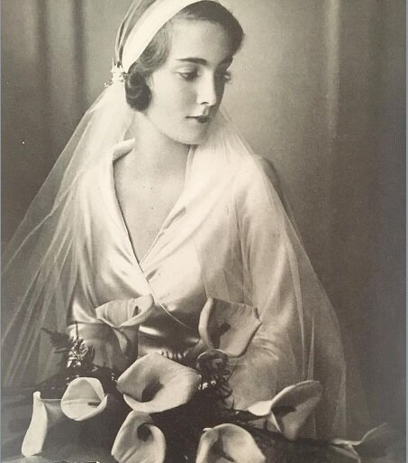 Основные значения букета с каллой достаточно несложные - любовь и уважение. Исторически так сложилось, что каллы используются в букетах невесты, символизируя таким образом искренние и взаимные отношения в паре, женскую мудрость. Согласно одной из примет, каллы в букете должны оберегать невесту от негативной энергетики и зависти.