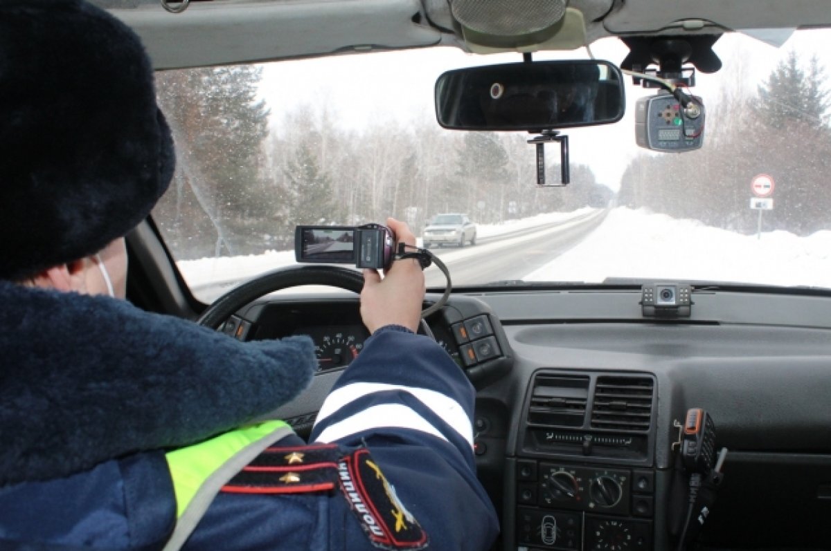    Из-за ДТП с бензовозом перекрыто движение рядом с посёлком Арадан