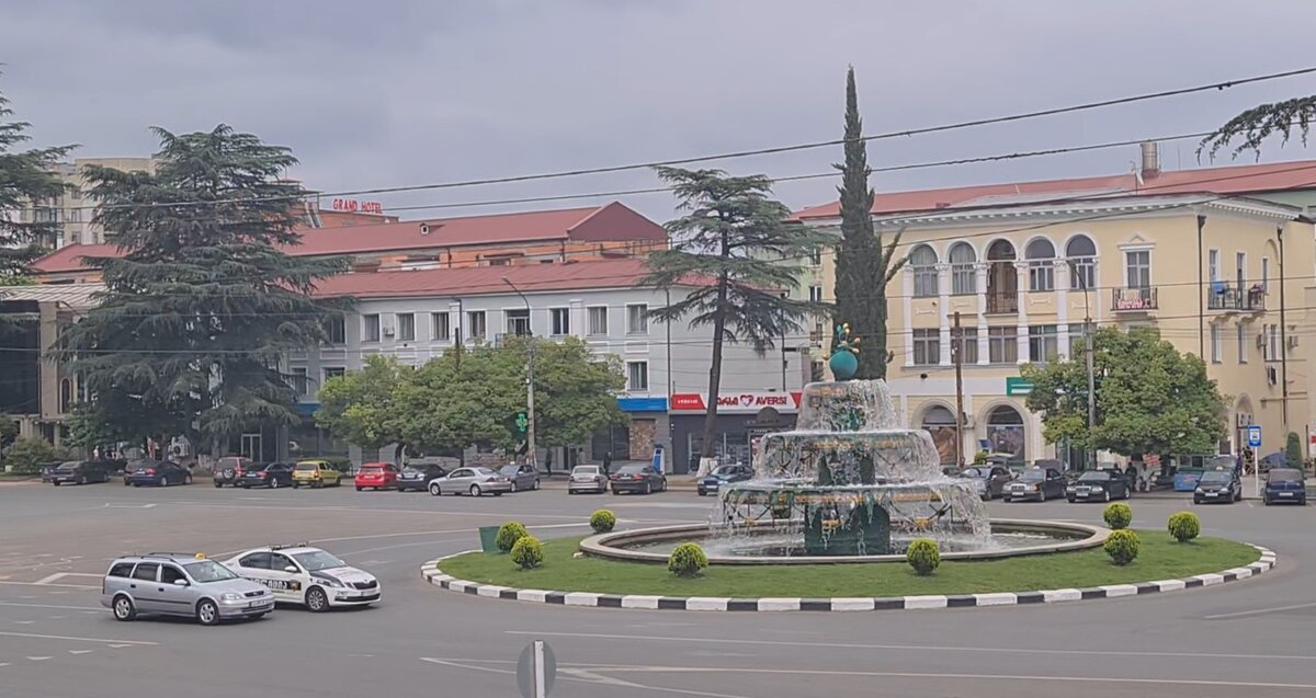 Центр города аккуратный и ухоженный. Найти жилье, аптеку или кафе - не проблема