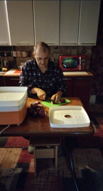 муж режет лук)