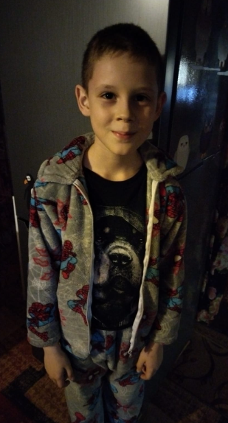 Максим, который судя по вопросам мужа, работает болгаркой, точи ножи, вкручивает саморезы,ну и делает всю остальную мужскую работу)))))