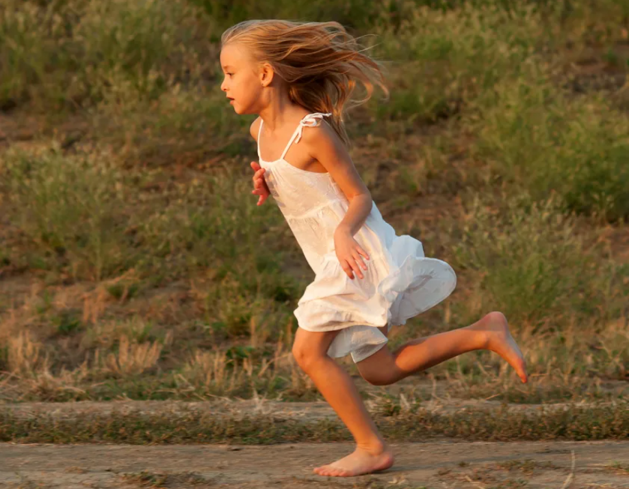 Девочка бежит. Легкая атлетика бег дети. Образ девочки на роликах. Две подруги. Дети бегут.