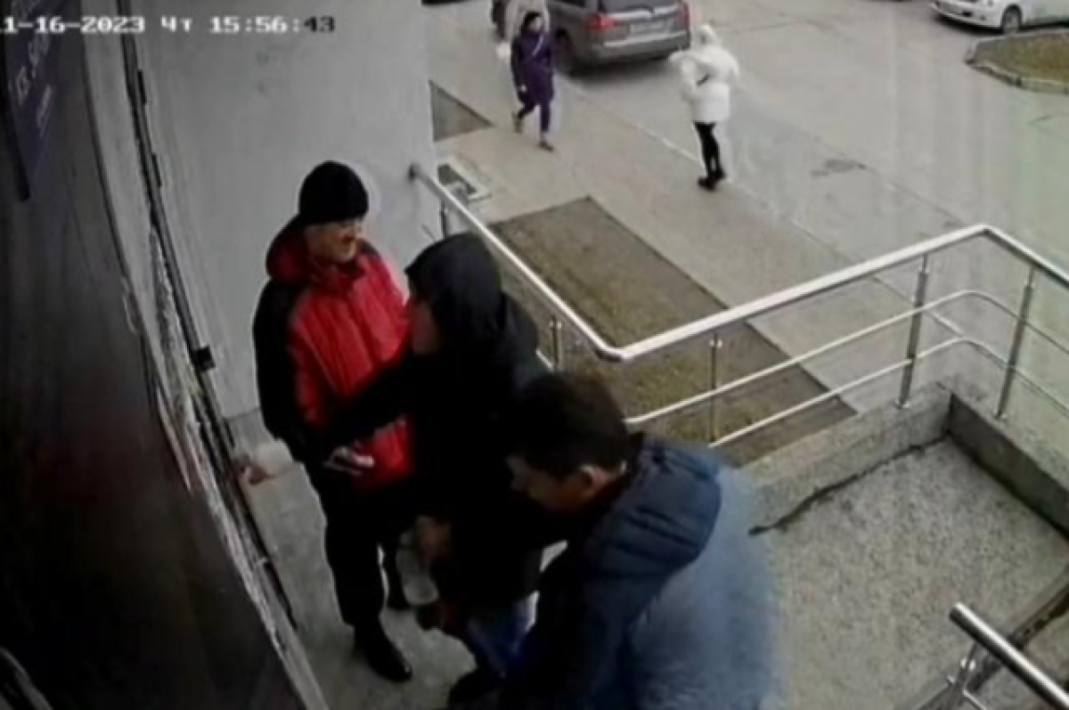    В Новосибирске пьяные мужчины хотели взломать дверь подъезда ножом