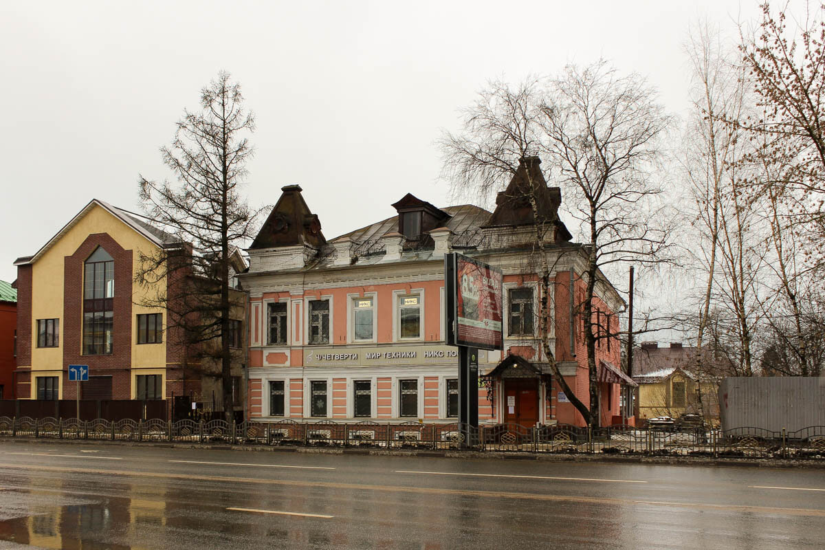 Проспект Красной Армии, 95 и 97. Справа - строение 1870-х годов