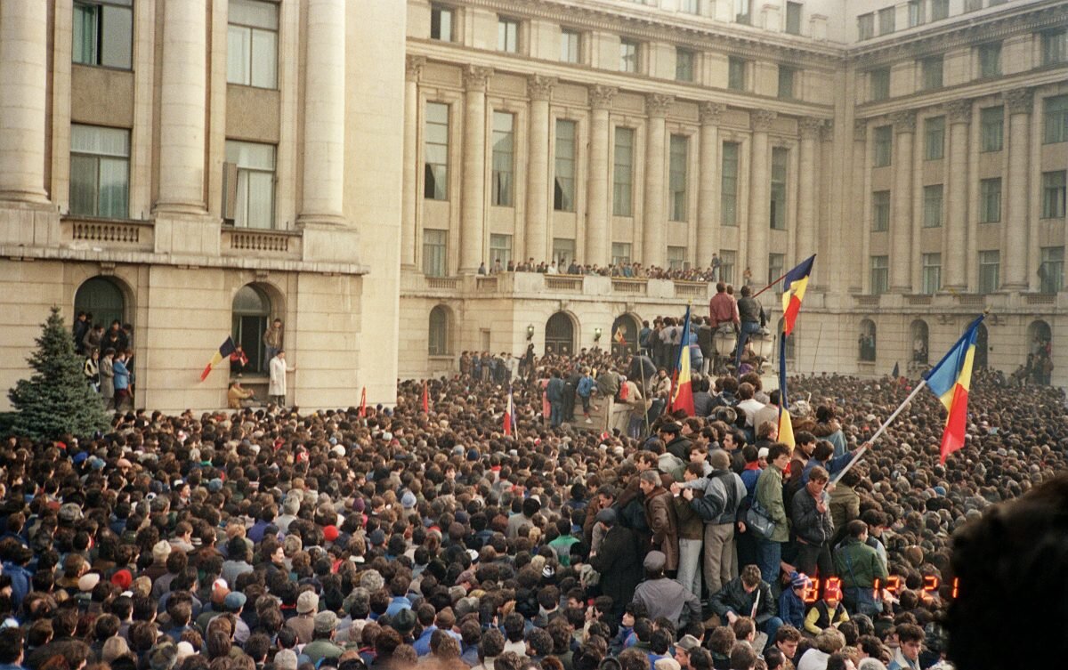 Начались массовая. Свержение Чаушеску в Румынии (1989). Румыния 1989 Чаушеску. Революция в Бухаресте 1989. Николае Чаушеску 1989 21 декабря.