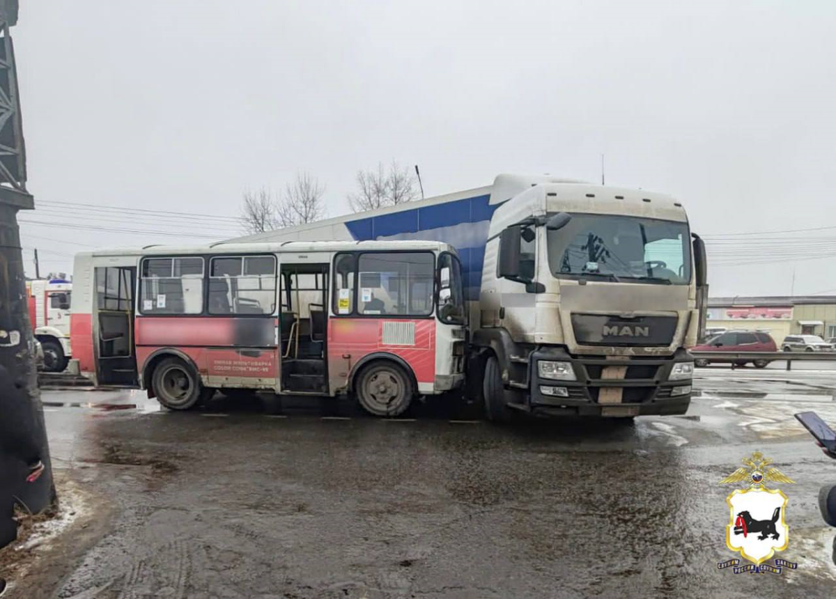 5 человек пострадали при столкновении автобуса с большегрузом в Иркутске |  АиФ–Иркутск | Дзен