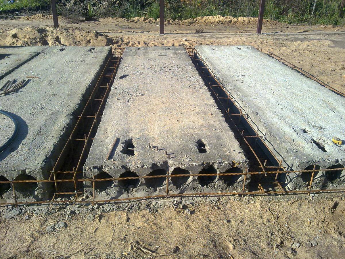 плита перекрытия не лучший способ для устройства фундамента и вообще основание для строительства дома. 