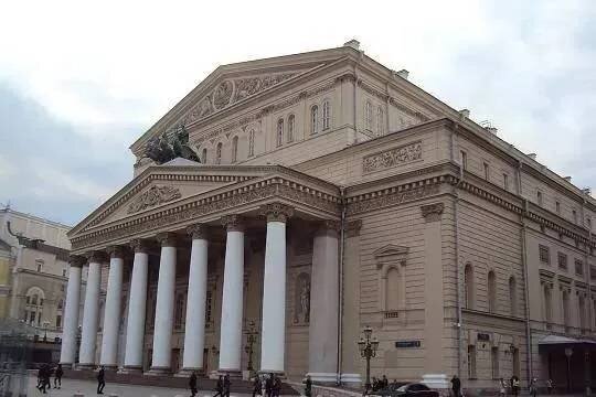    Огромная очередь выстроилась у Большого театра за браслетами на покупку билетов на январские спектакли «Щелкунчик»