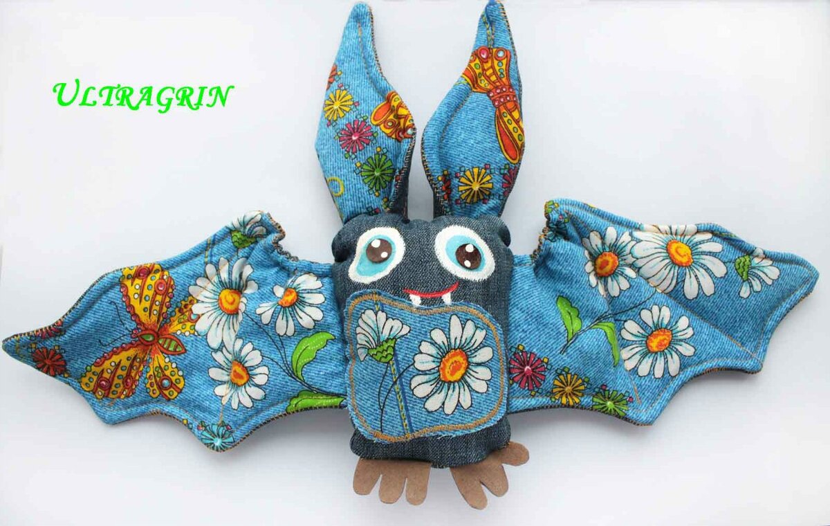 Летучая мышь с огромными ушами, широкими и удлинненными крыльями, из тех же тканей.