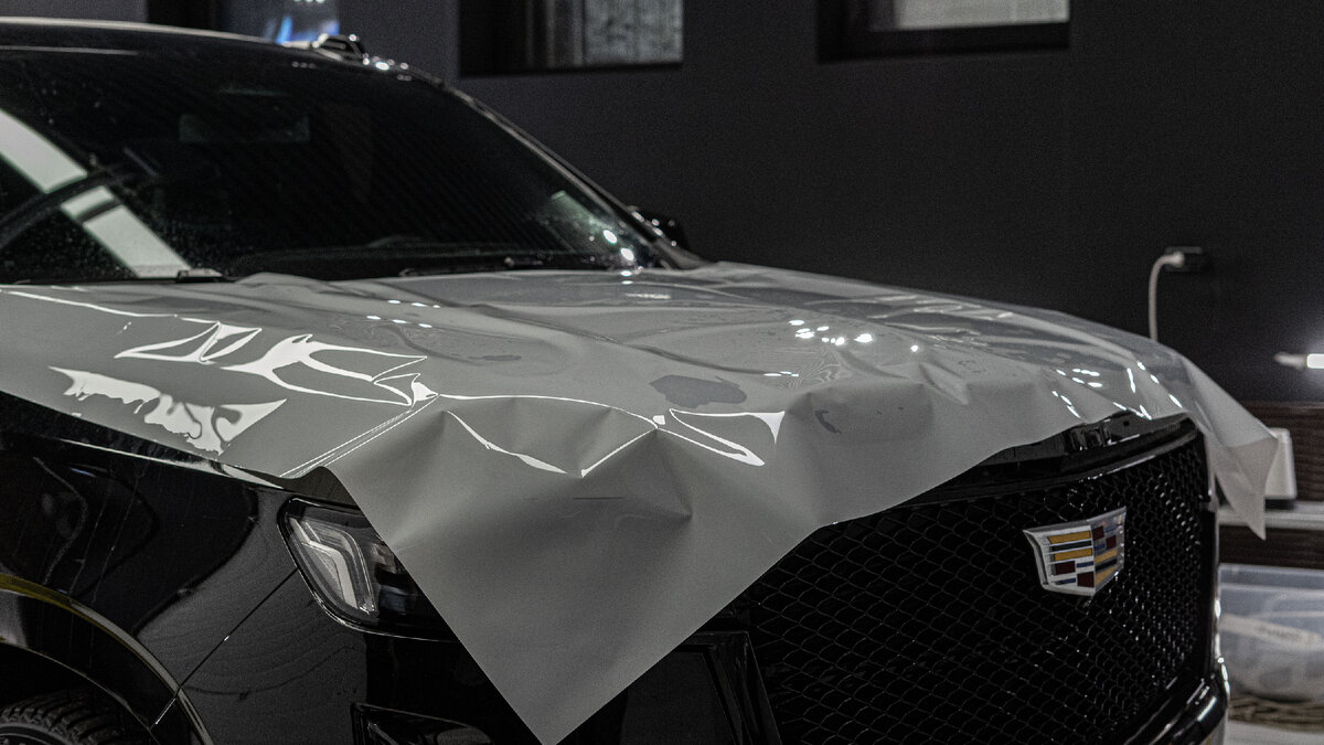 Cadillac Escalade (5g) - легендарный американский автомобиль с благородной брутальностью и неповторимым стилем. 
На данном автомобиле мастера нашей студии “Phoenix” и техцентра "Chevi Plus” воплотили в жизнь все пожелания клиента, а именно:
- полная оклейка кузова, включая крышу;
- оклейка всех глянцевых элементов и молдингов;
- полная оклейка декоративных панелей салона вместе с мониторами;
- изменили стиль значков;
- установили защиту ДВС, АКПП, РК, топливного бака и редуктора заднего моста;
- установили сетки в передний бампер, омыватели камер.

Такие работы позволили защитить машину от непредвиденных факторов на дорогах и внедорожья. Мы с радостью сможем воплотить ваши идеи и пожелания по усовершенствованию автомобиля!