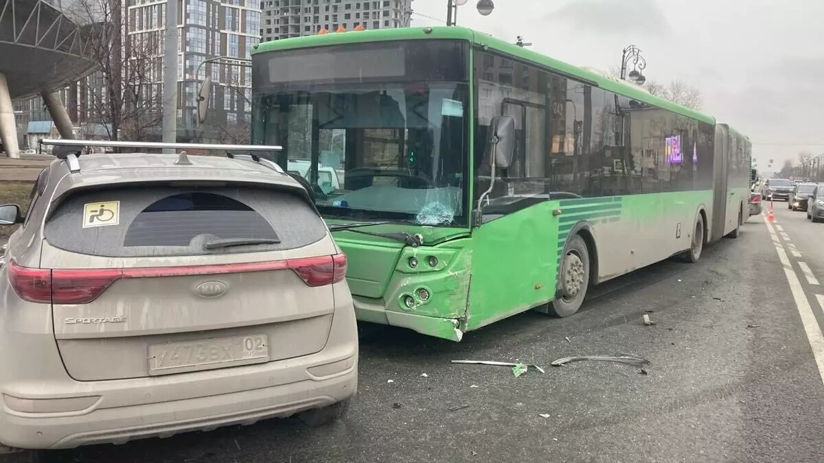     В центре Тюмени в пятницу днем произошло дорожно-транспортное происшествие с участием автобуса и легковушки. На улице Республики, 65, 48-летний водитель Kia при перестроении не уступил дорогу автобусу, в результате чего произошло столкновение.