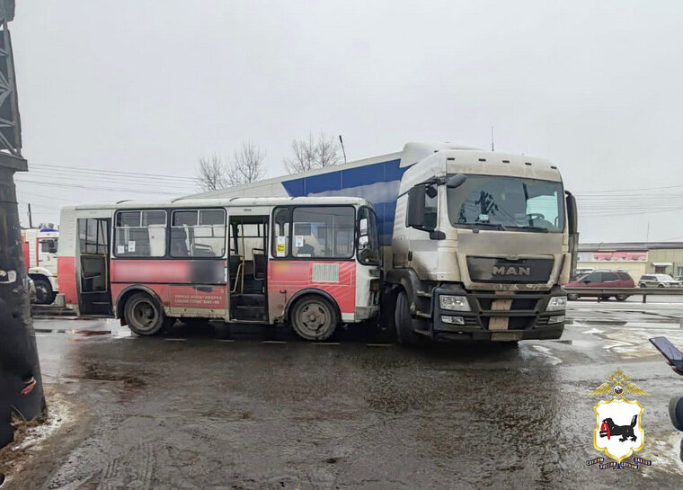    Водитель большегруза двигался по улице Генерала Доватора