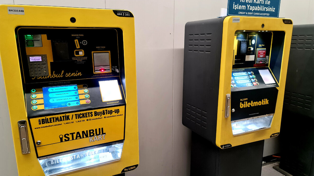 Автоматы у входа в метро