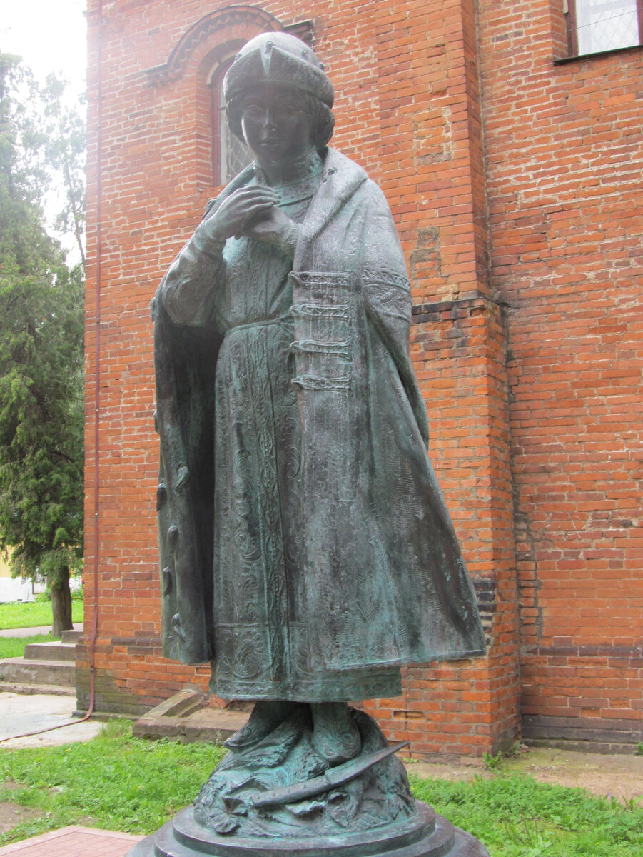 Памятник царевичу Димитрию в Угличе (фото автора)