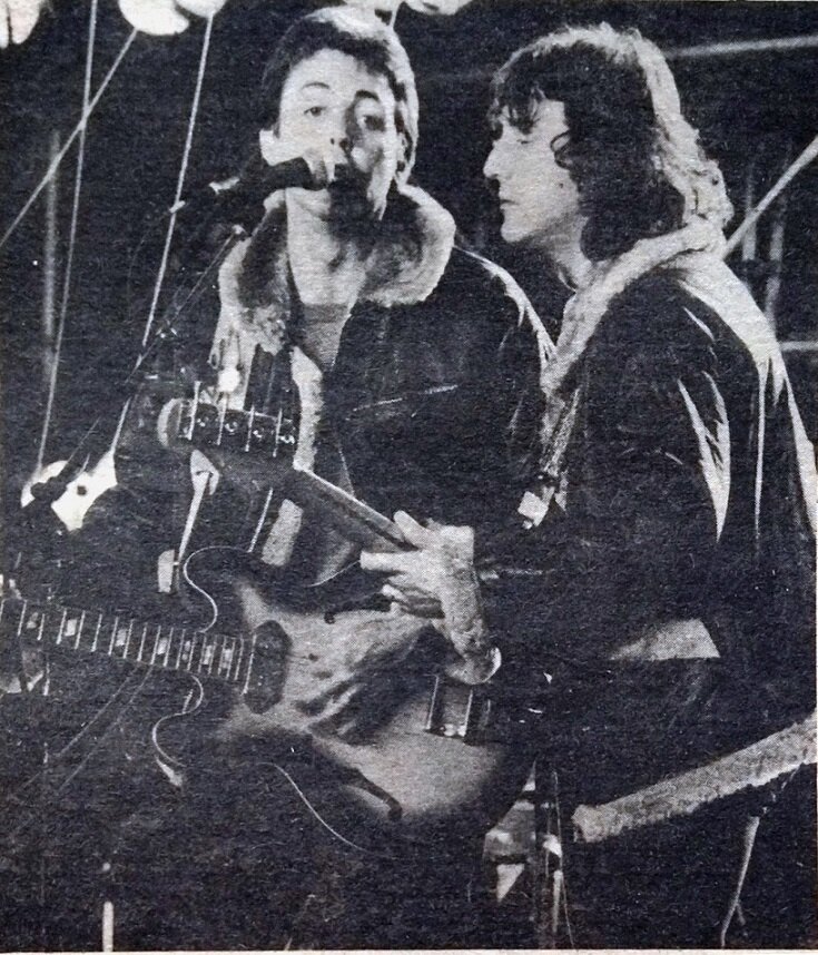 Денни Лейн на бас-гитаре?