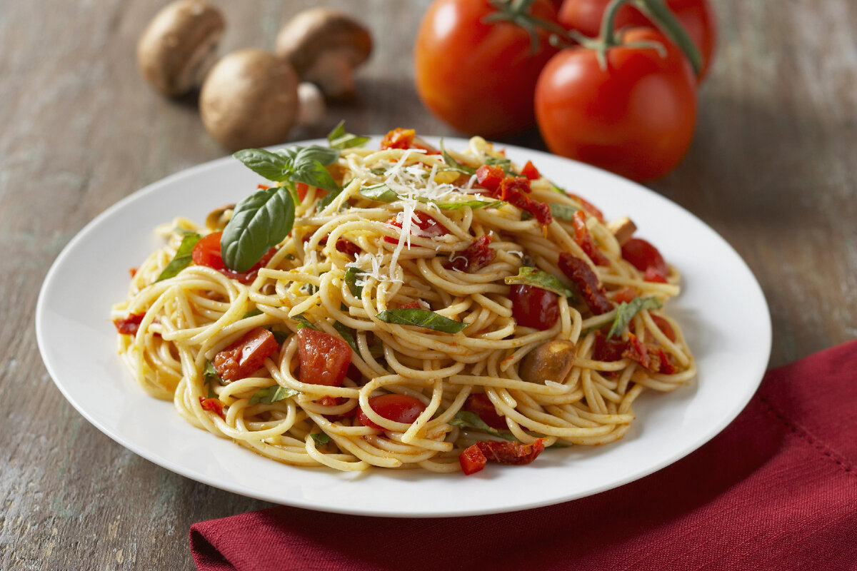 Итальянское блюдо из лапши. Паста спагетти Spaghetti. Макароны napoletanoспагетти. Макароны с помидорами. Итальянская паста с помидорами.