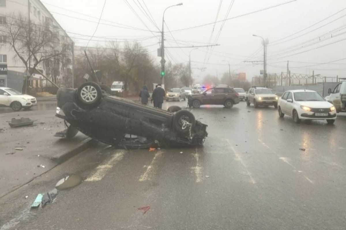    В Волгограде иномарка оказалась на крыше после ДТП в утреннем тумане