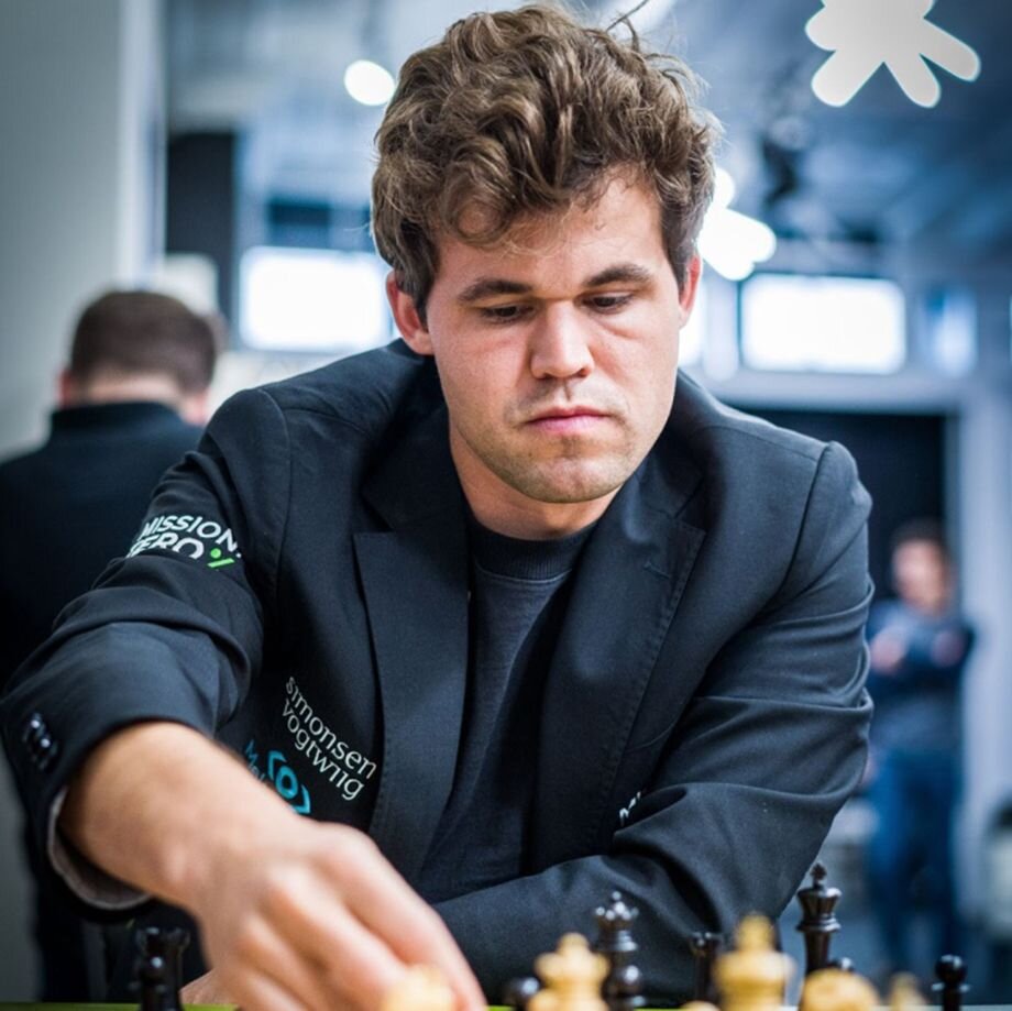 1.Манус Карлсен-норвежский шахматист, 16-й чемпион мира по шахматам (2013—2023 годы). Победитель кубка мира 2023. Чемпион мира по шахматам в трёх категориях: с 2013 по 2023 год — чемпион мира по классическим шахматам; в 2014—2016, 2019, 2022 годах — чемпион мира по рапиду; в 2014—2015, 2017—2019, 2022 годах — чемпион мира по блицу. Один из самых молодых гроссмейстеров мира — стал им 26 апреля 2004 года в возрасте 13 лет 4 месяцев 27 дней (на тот момент он был вторым в списке самых молодых гроссмейстеров мира).