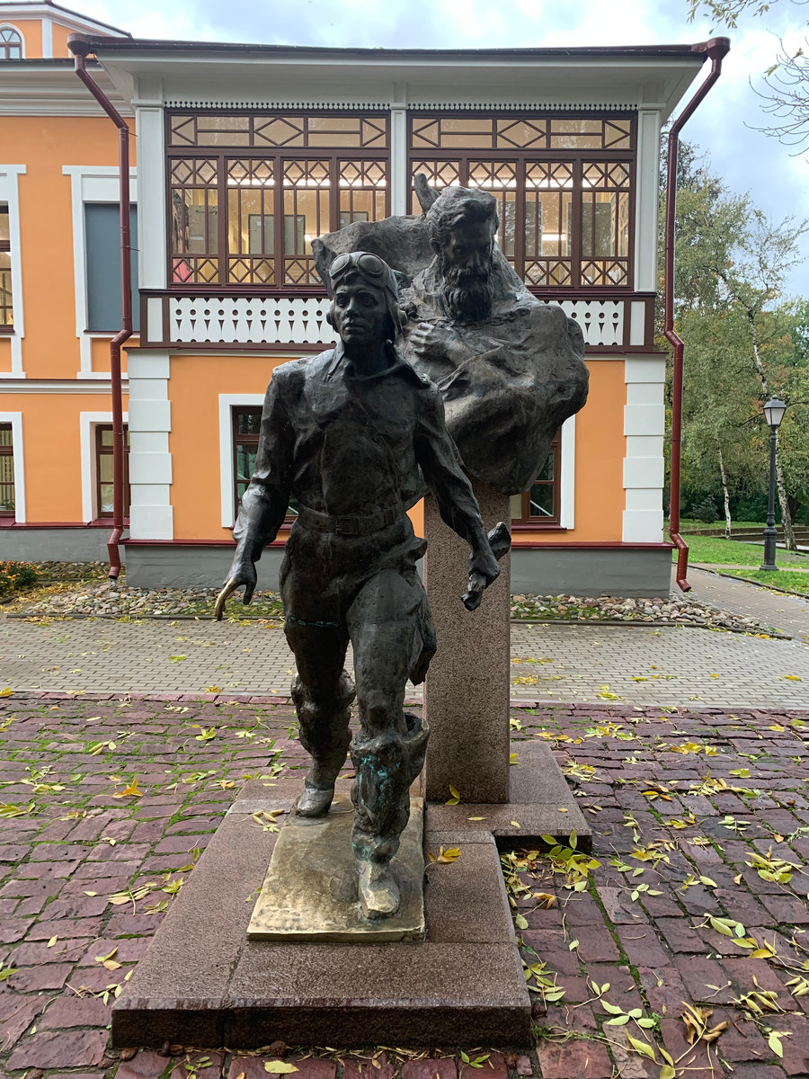 Памятник героям романа В. Каверина "Два капитана"