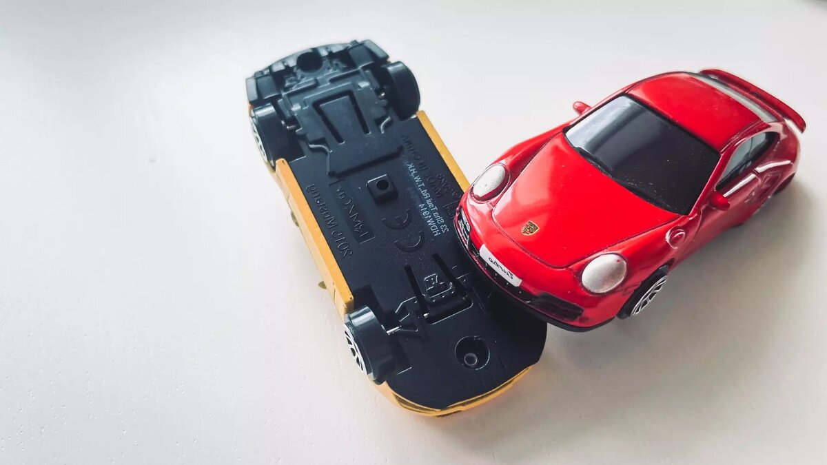     В Ростове водитель устроил ДТП, пытаясь скрыться от патрульной машины, об этом сообщили в пресс-службе ГИБДД по Ростовской области.