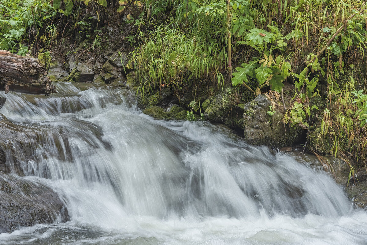 Длинная выдержка позволяет создать эффект "потока" текучесть водопада или реки будет передана как поток движения