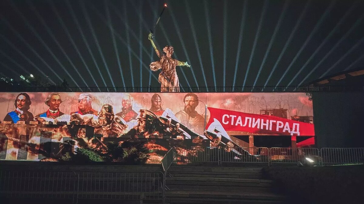     Световое шоу, которое покажут на Мамаевом кургане 19 ноября, посетят футболисты и тренерский штаб сборной России. В Волгоград национальная команда прилетит в субботу.