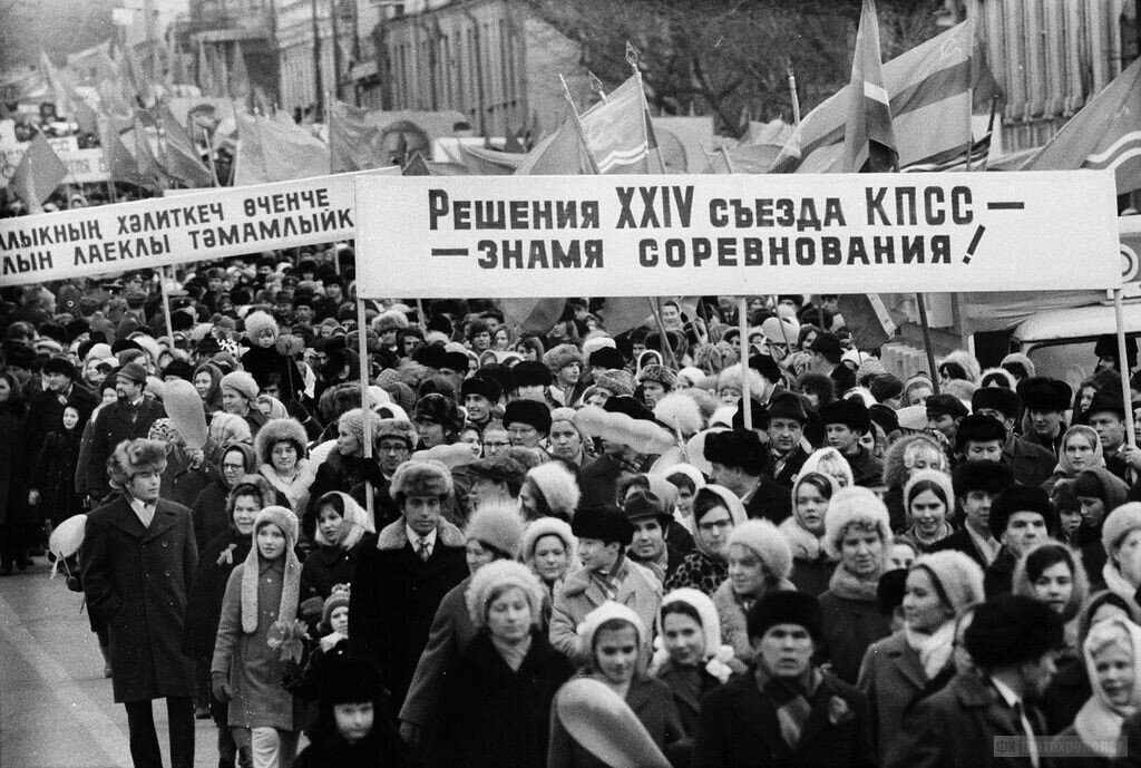 ​«Достойно завершим третий решающий». Татарская АССР, г. Казань. Фото: © Рустам Мухаметзянов