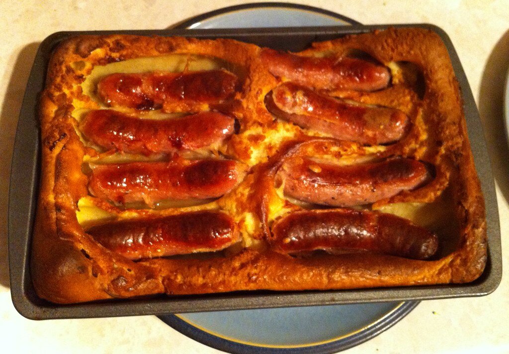 Классическое английское блюдо "toad-in-the-hole", или в переводе на русский "жаба в норке".
