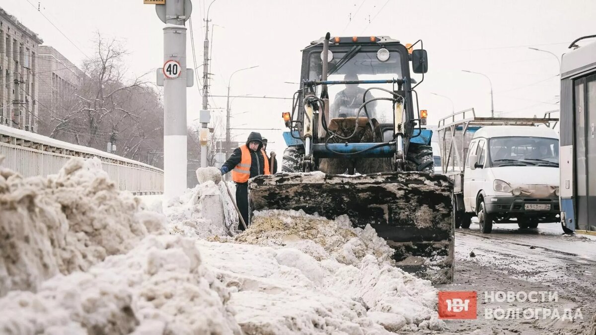     В связи с неблагоприятным прогнозом синоптиков на ближайшие дни дорожные службы подготовили технику, которая выйдет на трассы при необходимости. В общей сложности парк такой техники составляет 500 единиц.