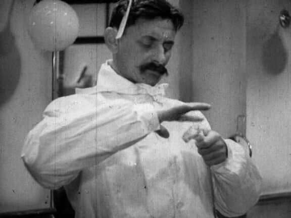 Недотепа-парикмахер (Буриан)