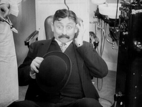 В зубоврачебном кресле.